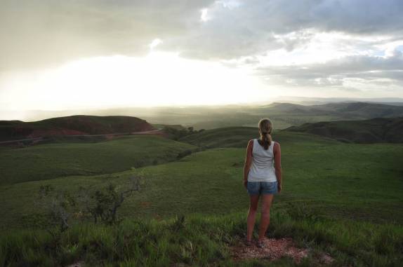 Admirando uma mágica mistura de sol e chuva no céu de fim de tarde da Gran Sabana, na Venezuela